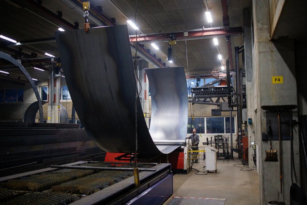 Produktion des Rekord-Speichers mit 320 m3 Nutzinhalt, 25 m Höhe, 4.1 m Durchmesser und 25 t Leergewicht.